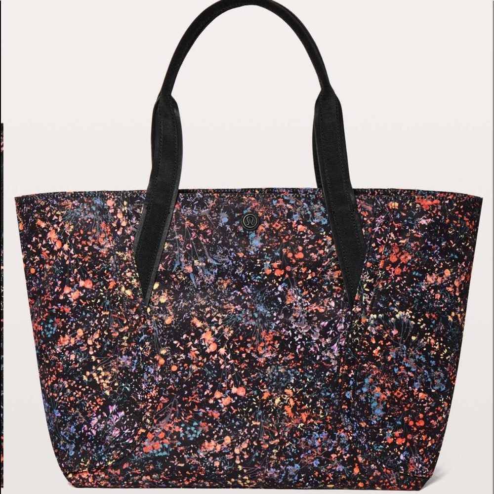 Lululemon Out Of Range Flowerescent Tote Bag 
EUC